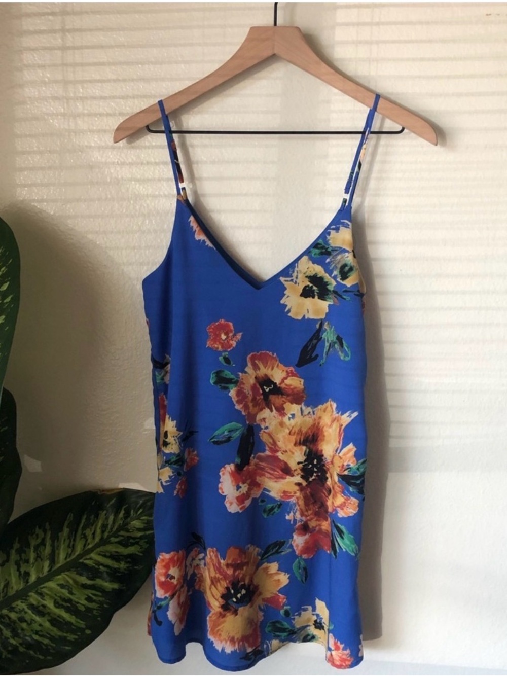 Lulus Women’s Twin Island Royal Blue Floral Print V-neck Shift Dress Size Medium - Picture 3 of 7